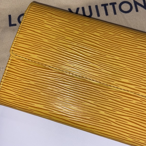LOUIS VUITTON Credit
Long Bifold Wallet Epi
Leather - Picture 4 of 13
